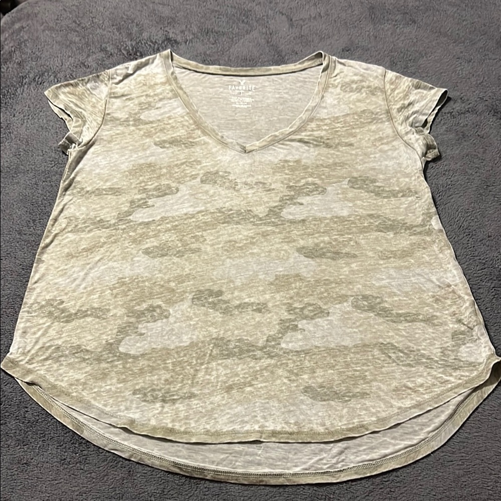 American Eagle women’s medium v neck t-shirt Favorite T camo high low light thin